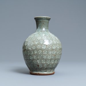 Un vase en porcelaine de Corée céladon et engobe, probablement Joseon, 18ème — photo 2