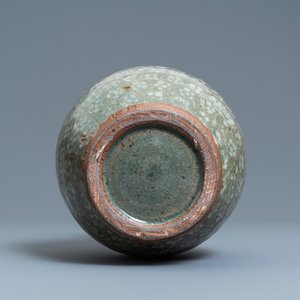 Un vase en porcelaine de Corée céladon et engobe, probablement Joseon, 18ème — photo 6