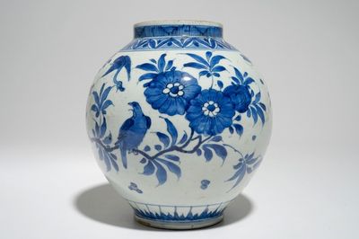 Un vase en porcelaine de Japon bleu et blanc de forme globulaire, Edo, 17ème