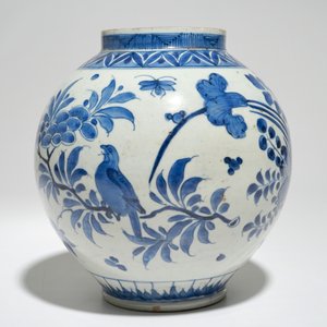 Un vase en porcelaine de Japon bleu et blanc de forme globulaire, Edo, 17ème — photo 3