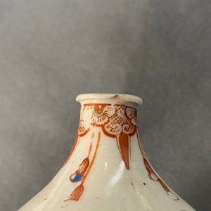 Un vase en porcelaine de Japon surdécoré aux Pays-Bas dans le style Kakiemon, Edo, 17/18ème — photo 8