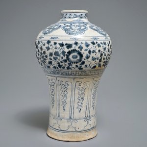 Un vase en porcelaine de Vietnam bleu et blanc à décor floral, 15/16ème — photo 1