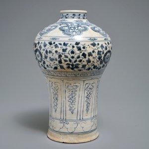 Un vase en porcelaine de Vietnam bleu et blanc à décor floral, 15/16ème — photo 4