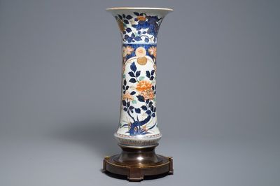 Un vase en porcelaine Imari de Japon monté en bronze, Edo, 17ème