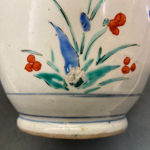 Un vase en porcelaine Kakiemon à décor floral polychrome, Edo, Japon, 17ème — photo 13