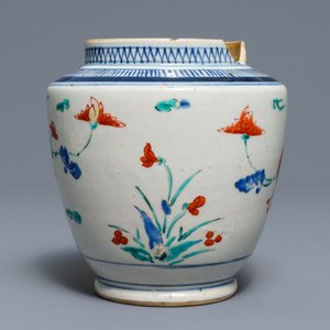 Un vase en porcelaine Kakiemon à décor floral polychrome, Edo, Japon, 17ème — photo 4