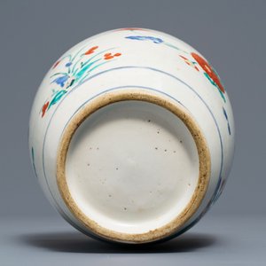 Un vase en porcelaine Kakiemon à décor floral polychrome, Edo, Japon, 17ème — photo 6