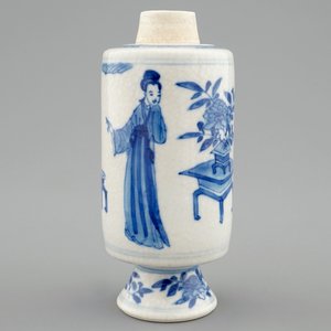Un vase en porcelaine tendre de Chine bleu et blanc, Kangxi — photo 2