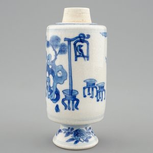 Un vase en porcelaine tendre de Chine bleu et blanc, Kangxi — photo 3
