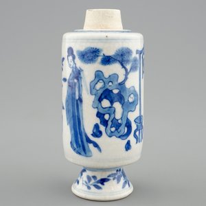 Un vase en porcelaine tendre de Chine bleu et blanc, Kangxi — photo 4