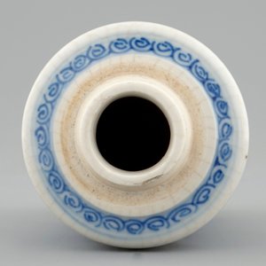 Un vase en porcelaine tendre de Chine bleu et blanc, Kangxi — photo 6