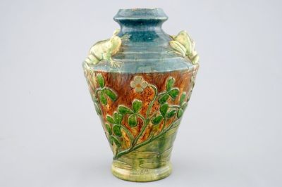 Un vase en poterie flamande au décor de grenouilles, signé MP pour Maes, Torhout, 20ème