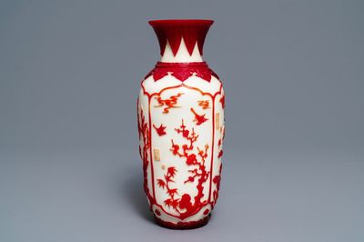 Un vase en verre de Pékin à décor 'overlay' en rouge sur fond 'blanc de lait', marque Daoguang, 19/20ème