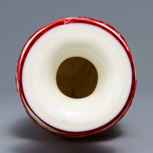 Un vase en verre de Pékin à décor 'overlay' en rouge sur fond 'blanc de lait', marque Daoguang, 19/20ème — photo 6