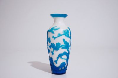 Un vase en verre de Pékin en bleu sur fond blanc, Chine, 19/20ème
