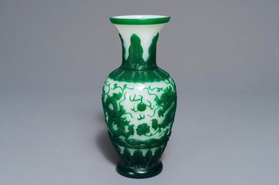 Un vase en verre de Pékin vert sur fond blanc, Chine, marque de Qianlong, 19ème