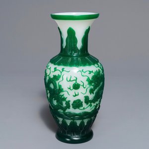 Un vase en verre de Pékin vert sur fond blanc, Chine, marque de Qianlong, 19ème — photo 1
