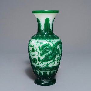 Un vase en verre de Pékin vert sur fond blanc, Chine, marque de Qianlong, 19ème — photo 2