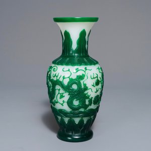 Un vase en verre de Pékin vert sur fond blanc, Chine, marque de Qianlong, 19ème — photo 5