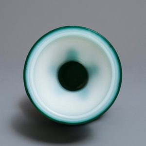 Un vase en verre de Pékin vert sur fond blanc, Chine, marque de Qianlong, 19ème — photo 7