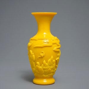 Un vase en verre jaune de Pékin, Chine, marque de Qianlong, 19/20ème — photo 2