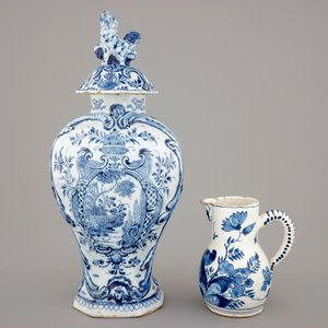 Un vase et couvercle, une assiette et un pot à lait en faïence de Delft, 18ème — photo 2