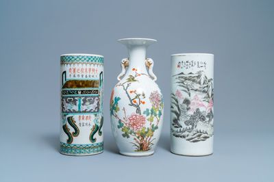 Un vase et deux porte-chapeaux en porcelaine de Chine famille rose, 19/20ème