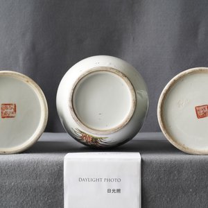 Un vase et deux porte-chapeaux en porcelaine de Chine famille rose, 19/20ème — photo 11
