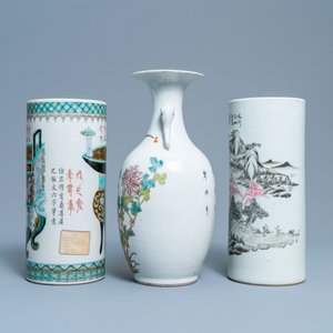 Un vase et deux porte-chapeaux en porcelaine de Chine famille rose, 19/20ème — photo 2