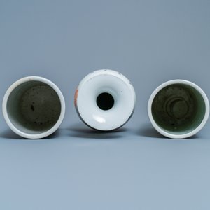 Un vase et deux porte-chapeaux en porcelaine de Chine famille rose, 19/20ème — photo 5