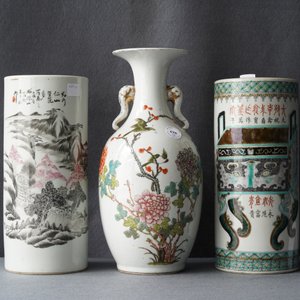 Un vase et deux porte-chapeaux en porcelaine de Chine famille rose, 19/20ème — photo 8