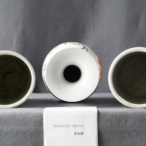 Un vase et deux porte-chapeaux en porcelaine de Chine famille rose, 19/20ème — photo 10