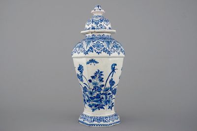 Un vase et son couvercle en faïence de Delft bleu et blanc, 17ème
