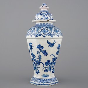 Un vase et son couvercle en faïence de Delft bleu et blanc, 17ème — photo 2