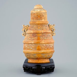 Un vase et son couvercle en ivoire partiellement doré sur socle en bois, Chine, 19ème — photo 1