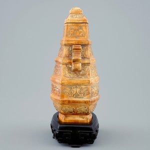 Un vase et son couvercle en ivoire partiellement doré sur socle en bois, Chine, 19ème — photo 5