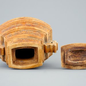 Un vase et son couvercle en ivoire partiellement doré sur socle en bois, Chine, 19ème — photo 6