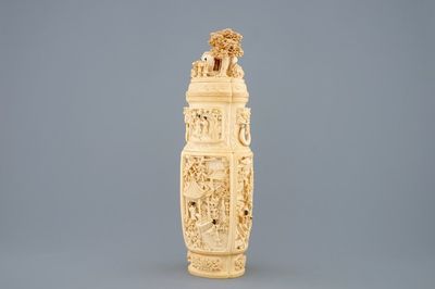 Un vase et son couvercle en ivoire sculpté à décor de figures dans un paysage, vers 1900