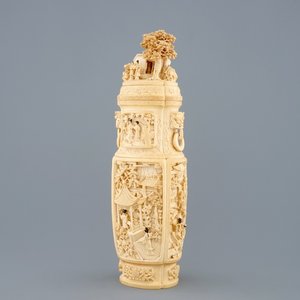 Un vase et son couvercle en ivoire sculpté à décor de figures dans un paysage, vers 1900 — photo 1