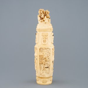 Un vase et son couvercle en ivoire sculpté à décor de figures dans un paysage, vers 1900 — photo 3
