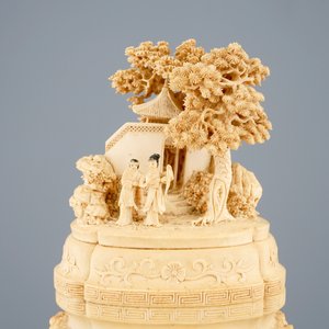Un vase et son couvercle en ivoire sculpté à décor de figures dans un paysage, vers 1900 — photo 7