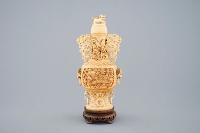 Un vase et son couvercle en ivoire sculpté sur socle en bois, début du 20ème