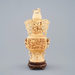 Un vase et son couvercle en ivoire sculpté sur socle en bois, début du 20ème — photo 1
