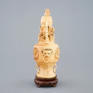 Un vase et son couvercle en ivoire sculpté sur socle en bois, début du 20ème — photo 4