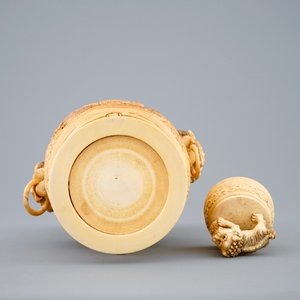 Un vase et son couvercle en ivoire sculpté sur socle en bois, début du 20ème — photo 6
