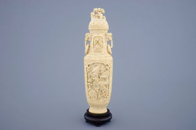 Un vase et son couvercle en ivoire sculpté sur socle en bois, début du 20ème
