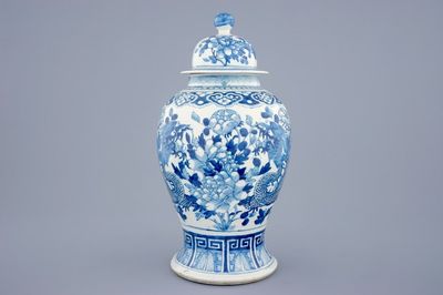 Un vase et son couvercle en porcelaine de Chine bleu et blanc, 19ème