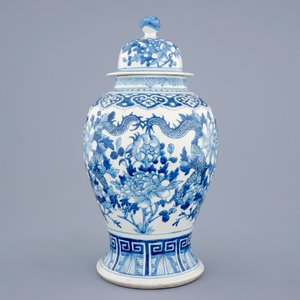 Un vase et son couvercle en porcelaine de Chine bleu et blanc, 19ème — photo 3
