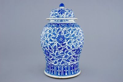 Un vase et son couvercle en porcelaine de Chine bleu et blanc à décor de fleurs de lotus, 19ème