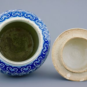 Un vase et son couvercle en porcelaine de Chine bleu et blanc à décor de fleurs de lotus, 19ème — photo 5